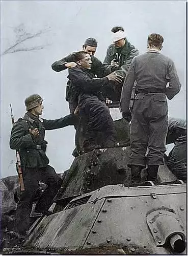 New 6 X 4 Photograph Ww2 German Soldiers Capturing Russian Tank Crew 282