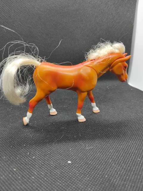 Lot De Figurines Quiralu En Plomb Creux - 2 Chevaux, 1 Poulain Et Auge - Ecurie, L 20 Cm
