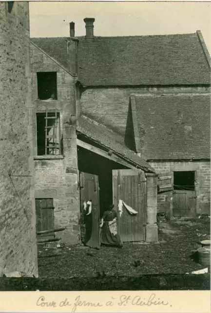 France, Saint-Aubin, Cour de ferme, ca.1910, Vintage Silver print Vintage silver