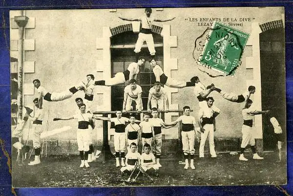 CPA 79 Lezay Enfants la Dive Acrosport Gymnastique Gymnastics Group 1909 Canon