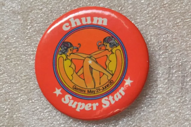 CHUM 1050AM Radio Station Toronto Lot of 2 LOGO METAL BUTTONS ÉPINGLETTE 3