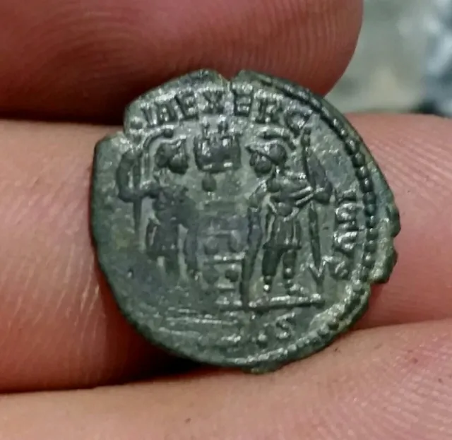 CONSTANTINE II 337 -340 AD,  ROMAN IMPERIAL . Soldiers - 1 Standard .