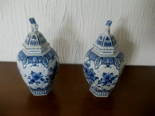 Delft Keramik Paar antike Deckelvasen /Urnen Joost Thooft und Labouchere