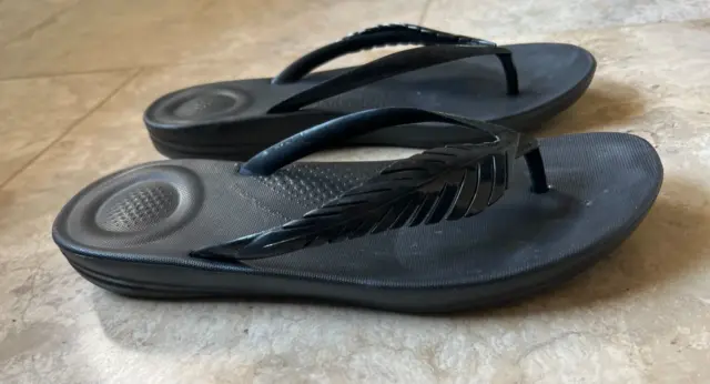 FitFlop iQushion Womens Rubber Toe Post Feather FlipFlop Sandals~Shiny Black~ 7