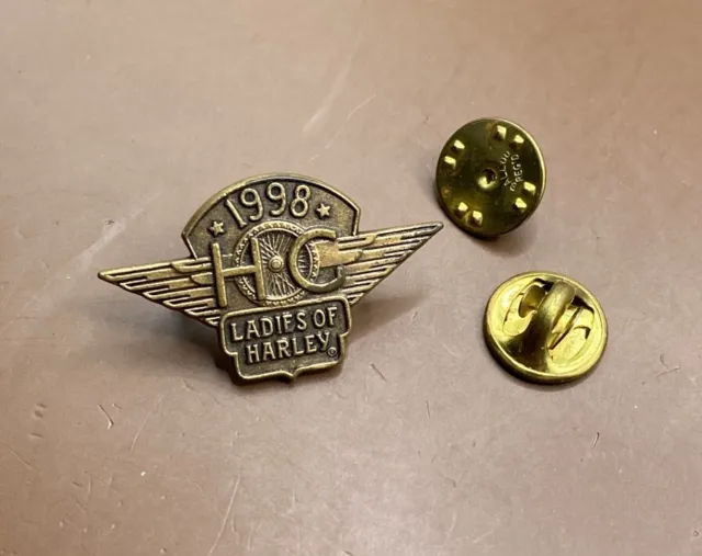 Harley Davidson Owners Group HOG Ladies Of Harley 1998 PIN Abzeichen