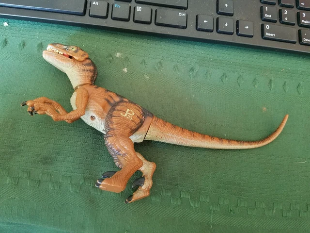 JURASSIC PARK Statue Raptor Hatchling Chronicle Collectibles