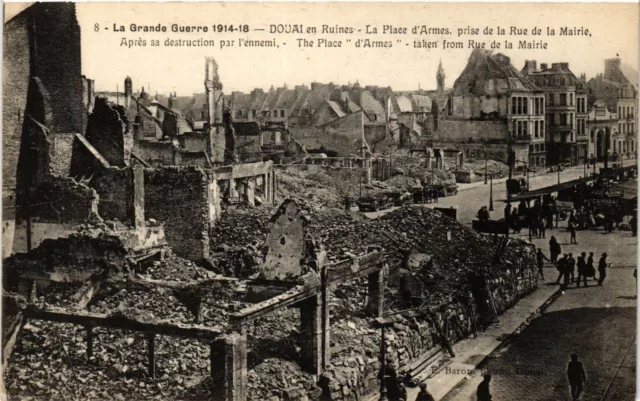 CPA DOUAI en Ruines - La Place d'Armes prise de la Rue de la Mairie (422824)