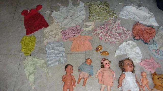 lot de poupées anciennes et un nounours 