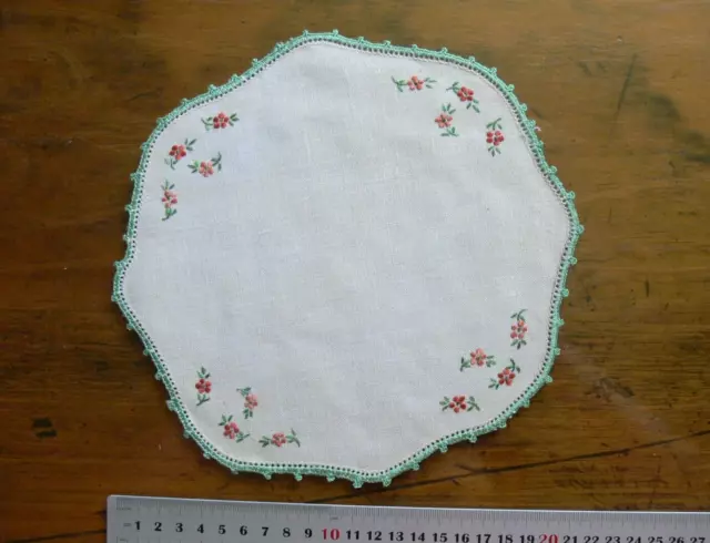 Vintage Hand Embroidered IVORY Linen Doily Round & and Crochet Edge Appr 21cm CE