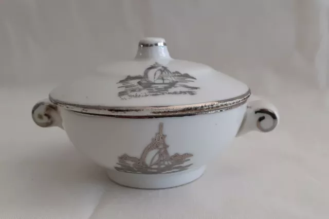 Ancienne jolie soupiere de dinette en porcelaine fine decor bateaux à voiles