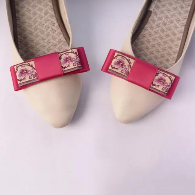 Clips à chaussure décor satin et broderies rose fuchsia vif beige rétro mariage