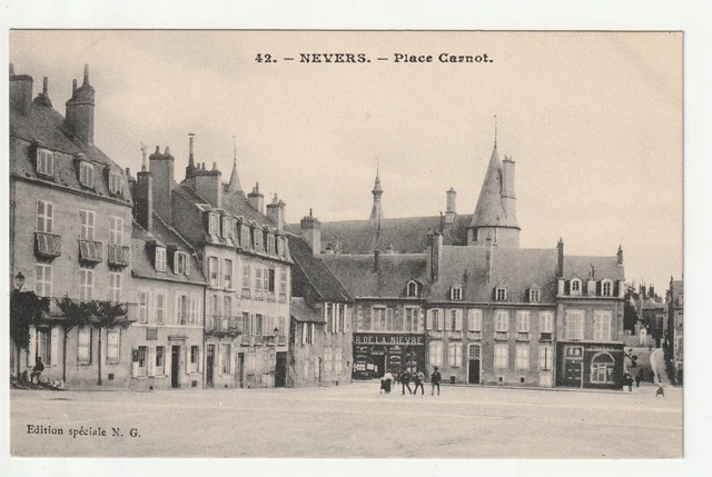 NEVERS - Nievre - CPA 58 - La place Carnot - le Bazar de la Nievre