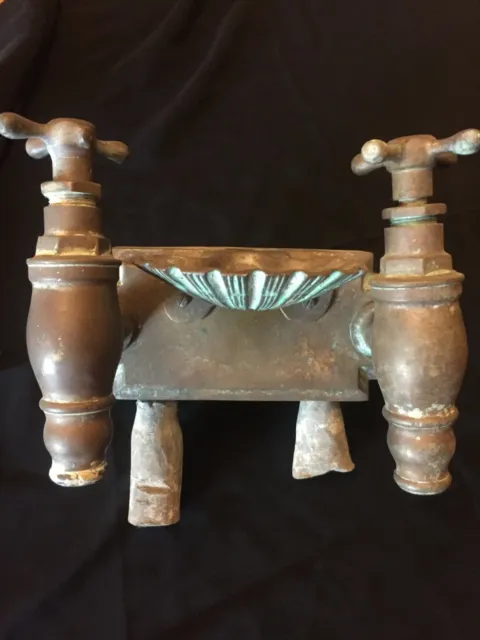 ancien robinet de baignoir laiton avec son porte savon en forme de coquille