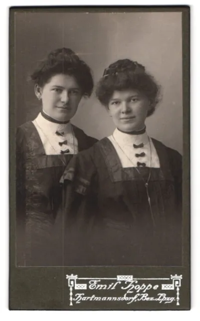 Fotografie Emil Hoppe, Hartmannsdorf, Portrait zwei junge Damen in modischen Kl