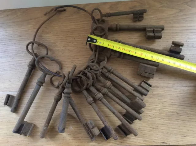 Lot de 15 grandes clés de serrures anciennes