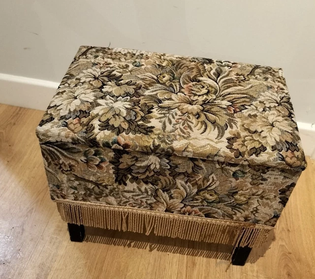 Sgabello/scatola da cucire in tessuto arazzo Sherborne con riporto sotto il coperchio