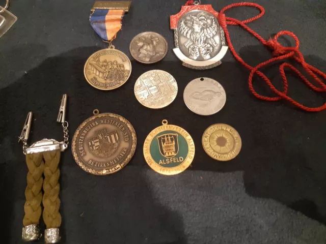 Konvolut verschiedener Medaillen und Anstecker für Sammler.