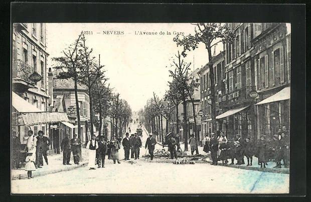 CPA Nevers, L'Avenue de la Gare, Cafe
