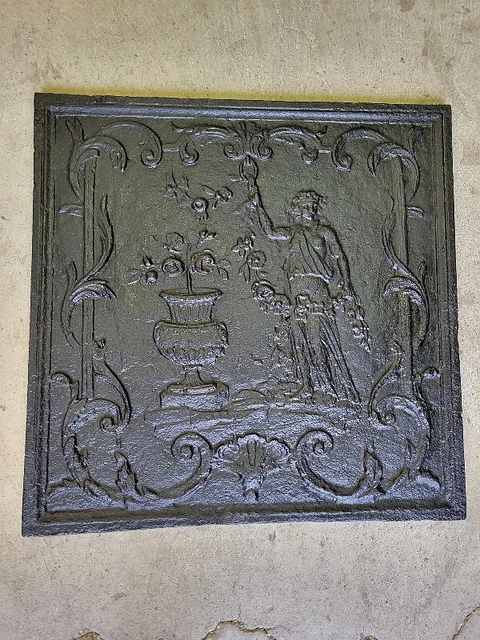 PLAQUE DE CHEMINEE AVEC PERSONNAGE DU XIX ème SIECLE N3