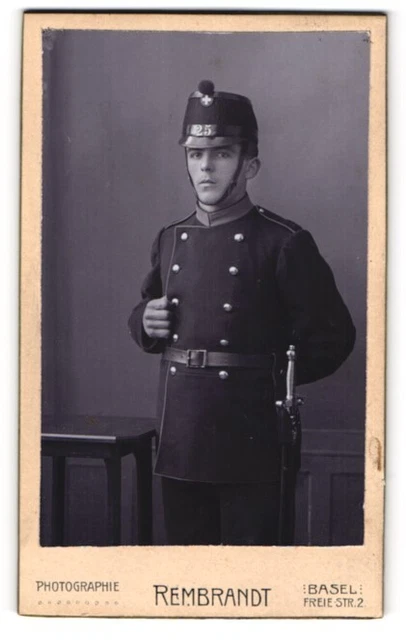 Fotografie Rembrandt, Basel, Soldat der Schweiz in Uniform Rgt. 25 mit Tschako