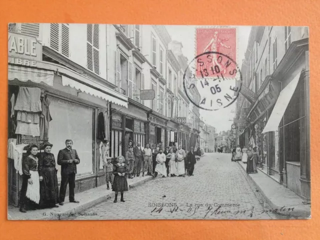 Carte Postale Ancienne 1900 SOISSONS Aisne LA RUE du COMMERCE Animés Café EVRARD