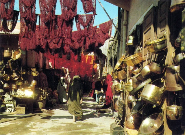 Maroc - Marrakech - Marchands de Cuivre au Souk des Teinturiers
