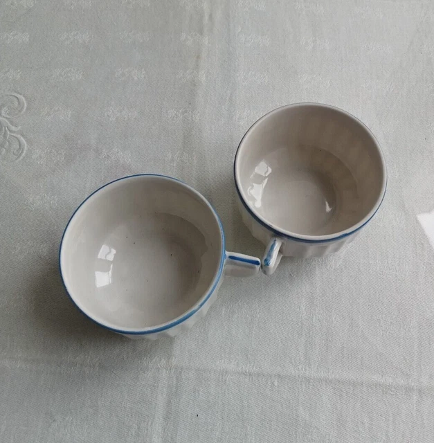 2 petites tasses à café anciennes blanches filet bleu