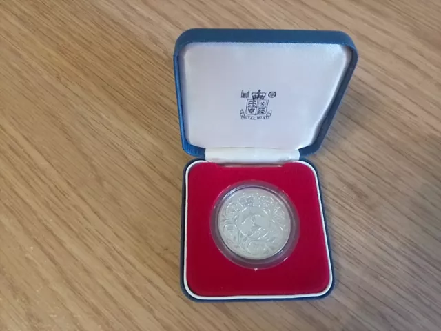 1977 queen elizabeth ii silver jubilee coin. Boxed.