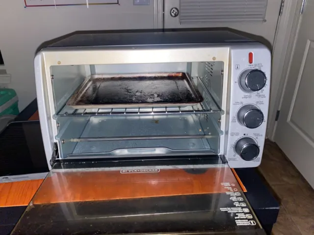 https://www.picclickimg.com/biIAAOSwYg1llgJG/Black-and-Decker-toaster-oven-works-perfect.webp