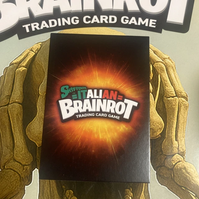 Skifidol Album Skifidol Italian Brainrot Mix Psychedelic - Trading Card Game - Verzamelkaartspel Box Box met 24 kaartenhoezen sleutelhanger fluitje