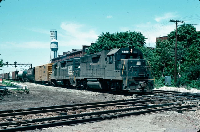 1976 Original Kodachrome Slide Pc Penn Central Gp38 #7888 Action Mansfild Ohio