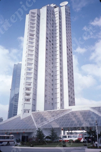 Sl62  Original slide 1990 Shanghai Hotel downtown / bus 585a