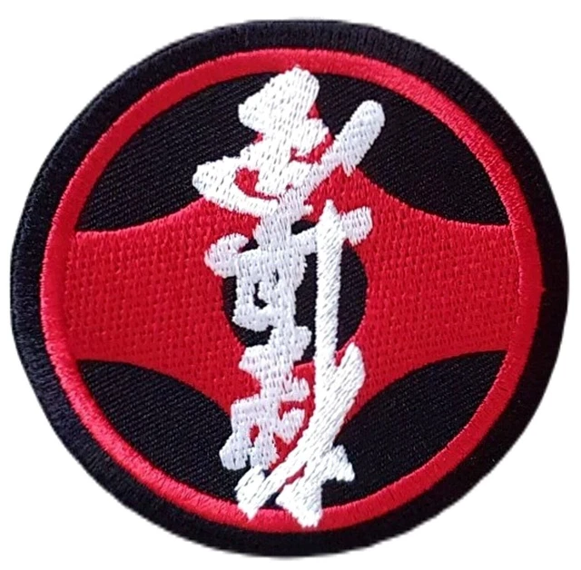 De Mensen Oefenen Vechtsporten Met Een Traditionele Japanse Weap Uit