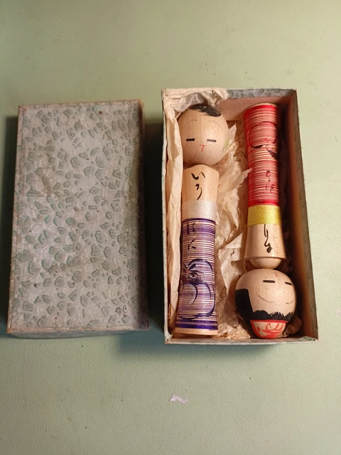 Couple d'anciennes poupées Kokeshi japonaises en bois +/- 12 cm