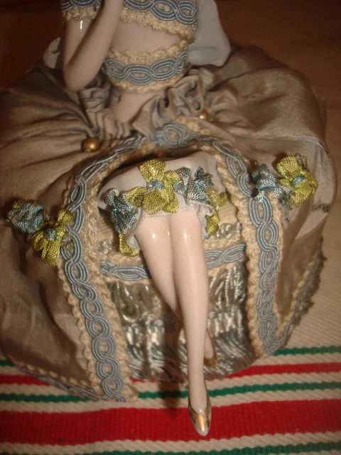 ANCIENNE BELLE BOITE ovale en carton , gallon , tissu à La Marquise de