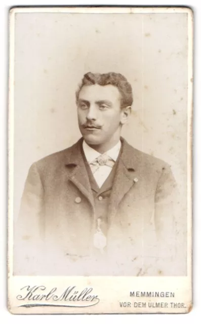 Fotografie Karl Müller, Memmingen, Portrait junger Herr im Anzug mit Krawattent