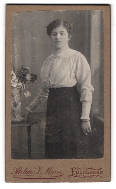Fotografie J. Maier, Ebersberg, Junge Dame in weißer Bluse und Rock