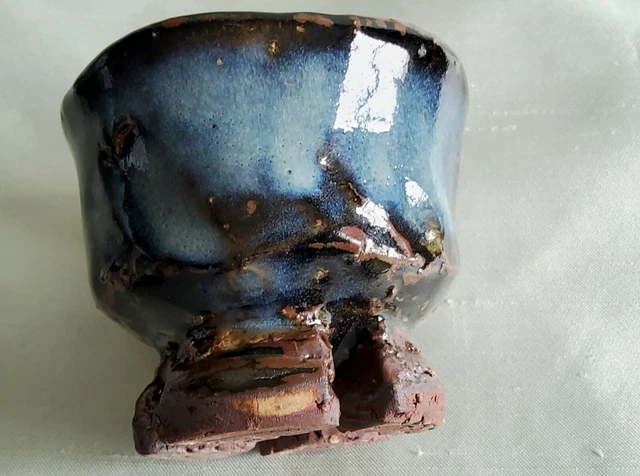 JA23: Sakebecher, Cup, blaue Glasur, Split-Stand, von Seigan Yamane, Japan, Hagi