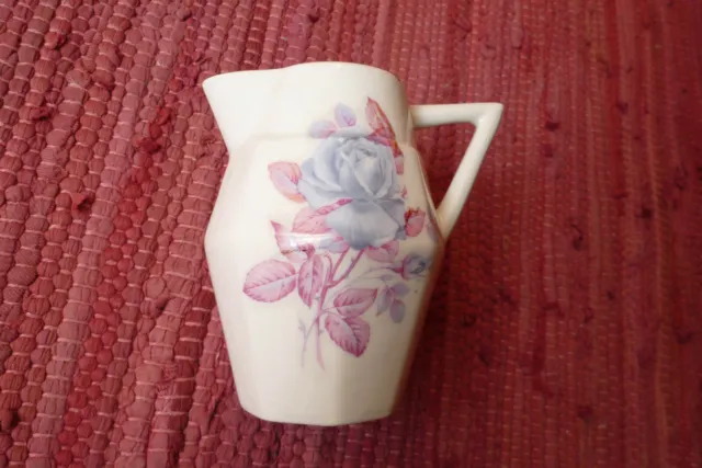 Pot à lait, crémier porcelaine Limoges décor de roses, art déco