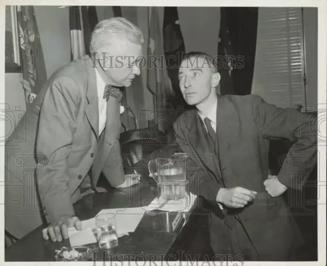 1949 Press Photo Dr. J. Robert Oppenheimer chats with Rep. Francis Walter in DC