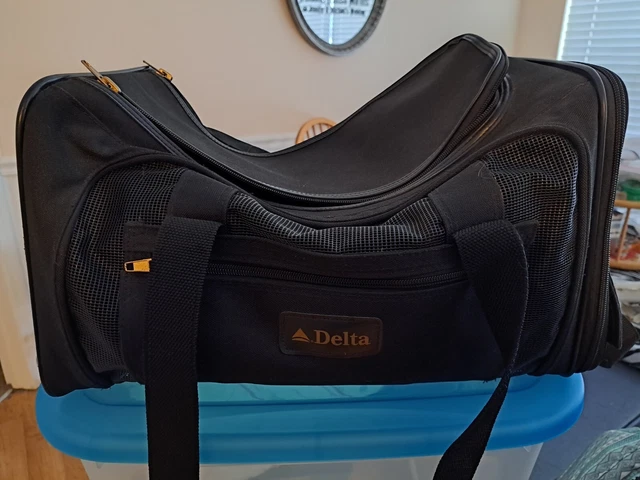 Delta Airlines Tsa Approved Duffle Bag Style Pet Carrier. Great Condition