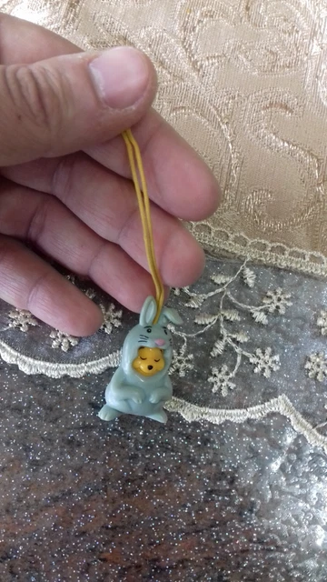 Ciondolino Winnie The Pooh dormiente travestito da coniglio