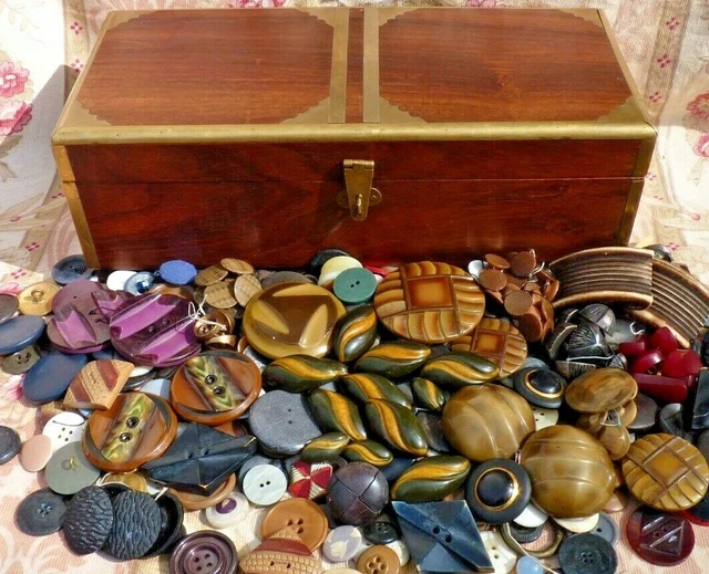 Gros Lot De Boutons Anciens + Boîte + Divers - Occasion - Pour Créations, Couture