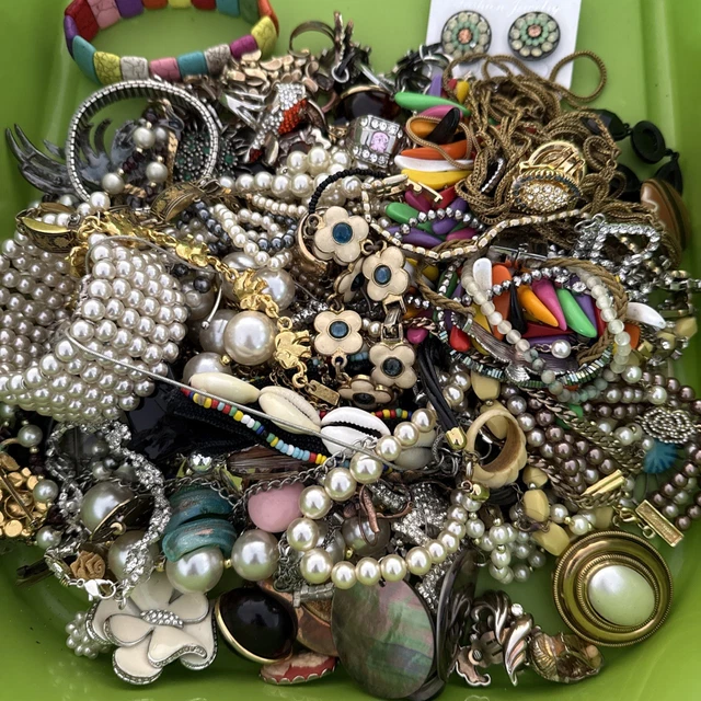 Gros Lot D'Anciens Bijoux Fantaisie Vintage - Boucles D'Oreilles, Broches, Etc.
