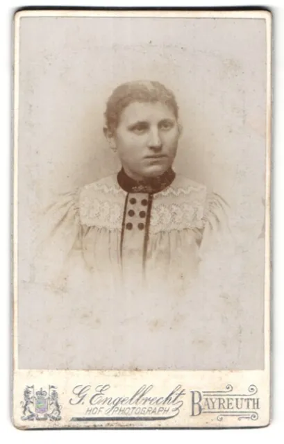 Fotografie G. Engelbrecht, Bayreuth, Portrait Frau mit zusammengebundenem Haar