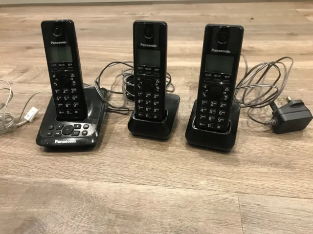 Panasonic KX-TG2721E Cordles Answering system with 3 phones and charging docks.