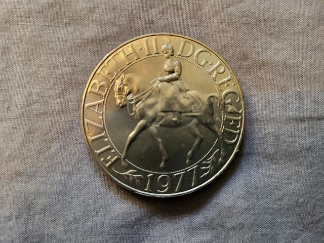 1977 QUEEN ELIZABETH II Silver Jubilee Commemorative Crown Coin DG.REG