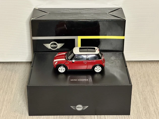 1:43 SCALE MINICHAMPS Mini Cooper R50 Red Dealer Model Boxed £31.91 ...