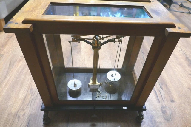 Apotheker Waage. Original Zustand. Hochwertige Ausführung.