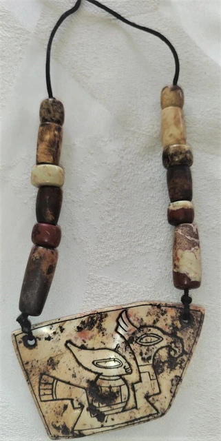 Necklace w Alien traveling w rare animal - Piezas Ojuelos Necklace w Alien traveling w rare animal - Piezas Ojuelos
